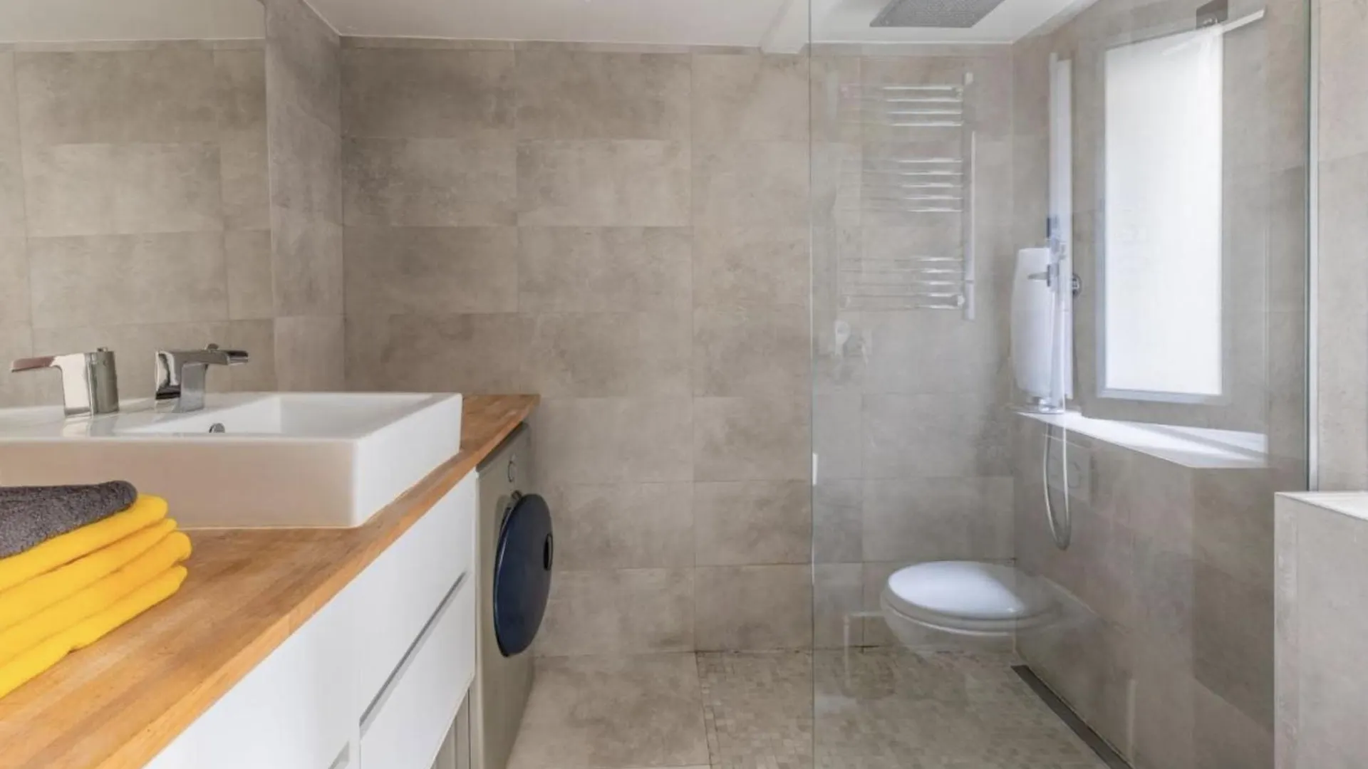 Beautifully Renovated 17Th Paris Apartment France